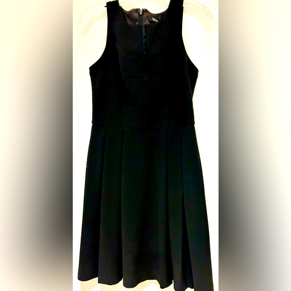 White House Black Market sleeveless Little Black Dress VNeck w/Box Pleats Sz 8